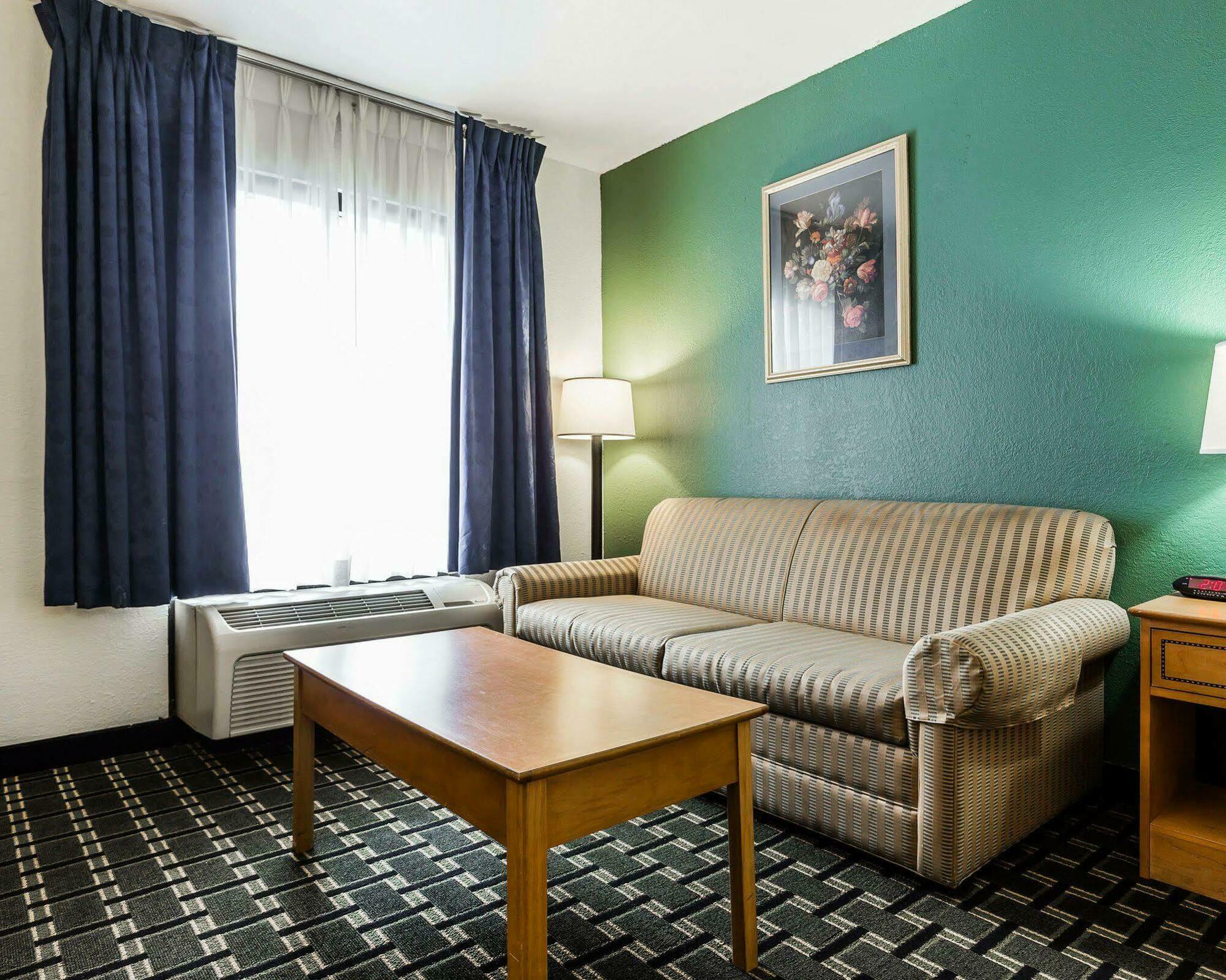 Quality Inn Coliseum Норт Чарлстън Екстериор снимка